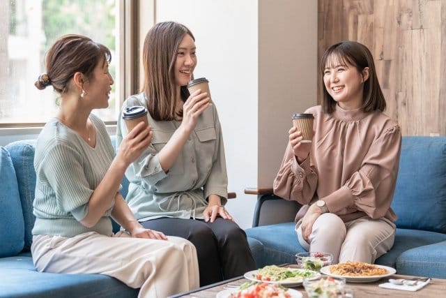 楽しそうに集う女性たち