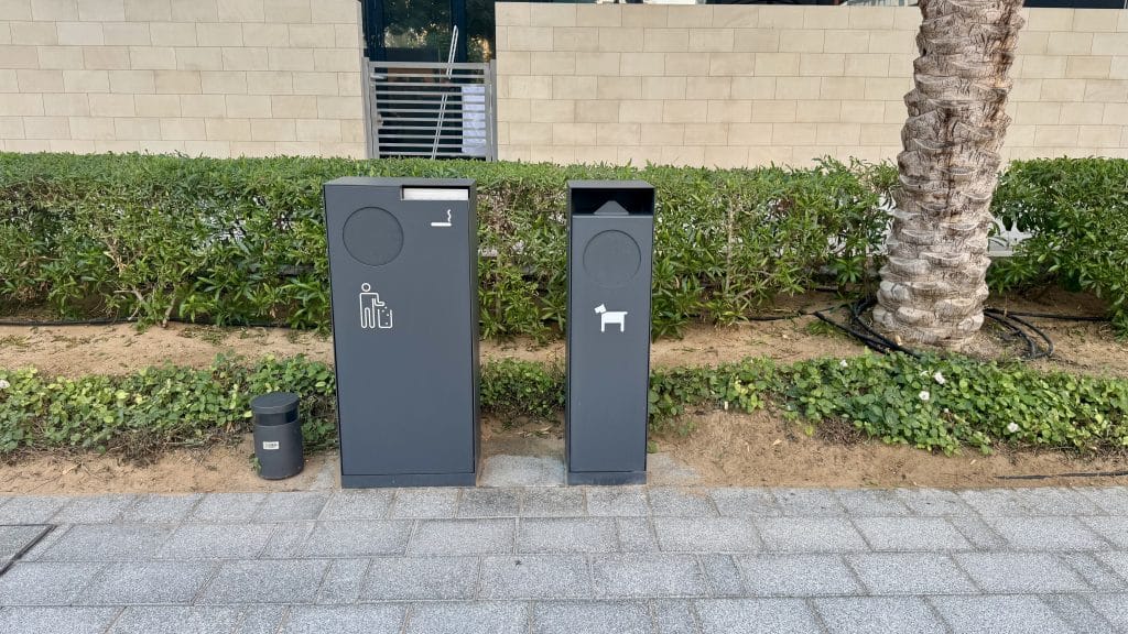 ドバイの街並みにある普通のゴミ箱と犬のうんち用ゴミ箱