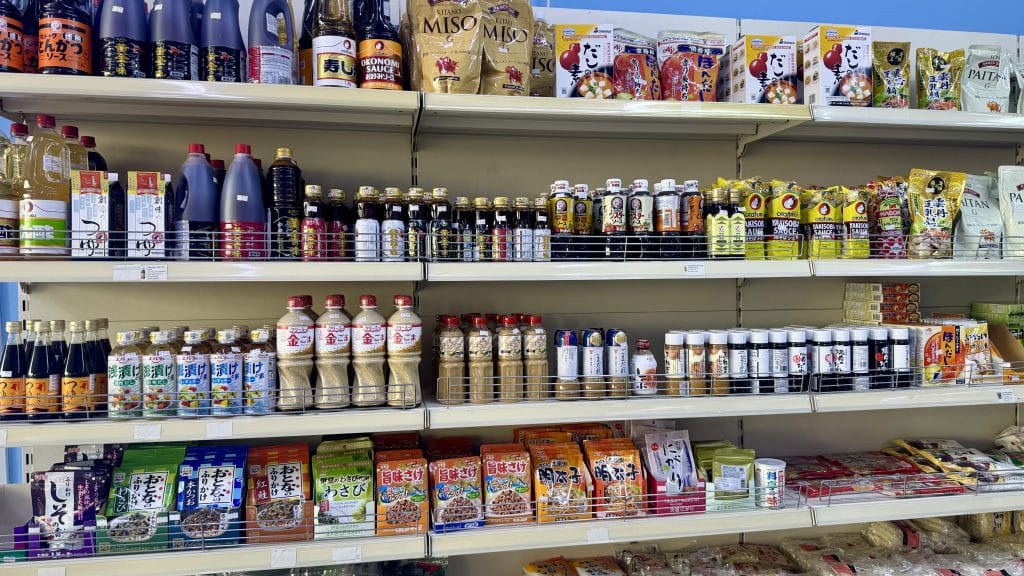 ドバイの日本食材店DEANS FUJIYAの調味料コーナー