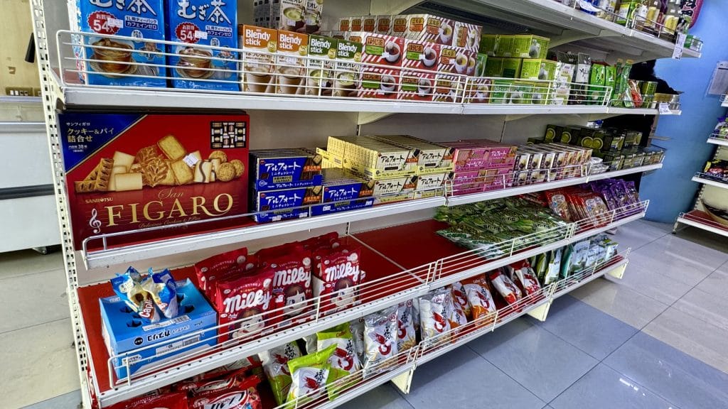 ドバイの日本食材店DEANS FUJIYAのお菓子コーナー