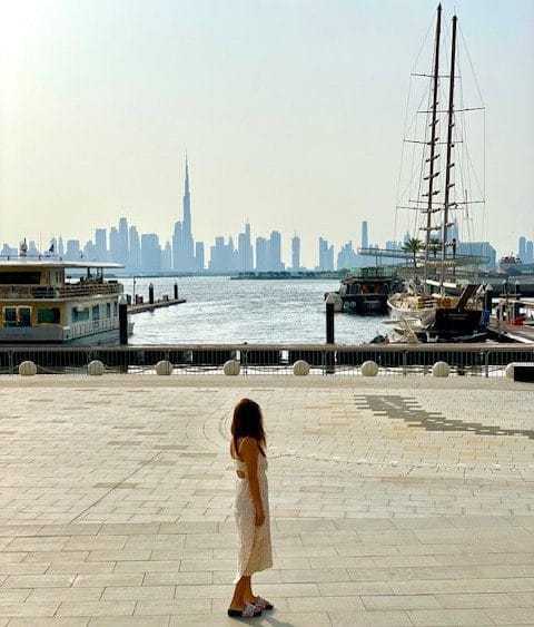ドバイの景色を眺める女性