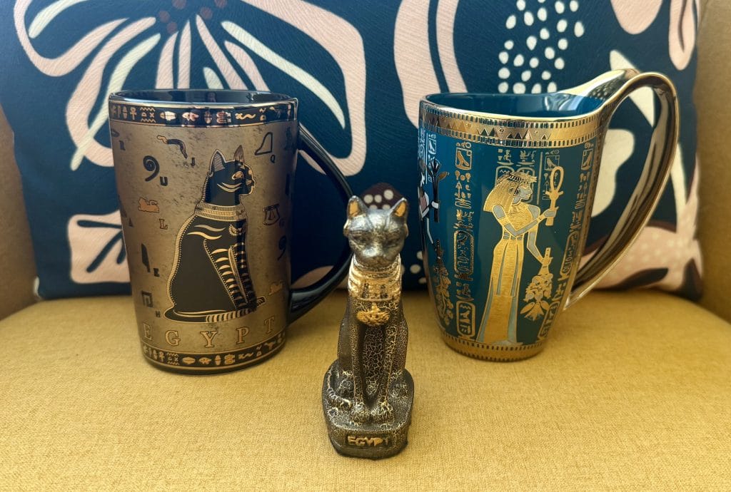 エジプトのハンハリーリ市場で購入したマグカップと置き物