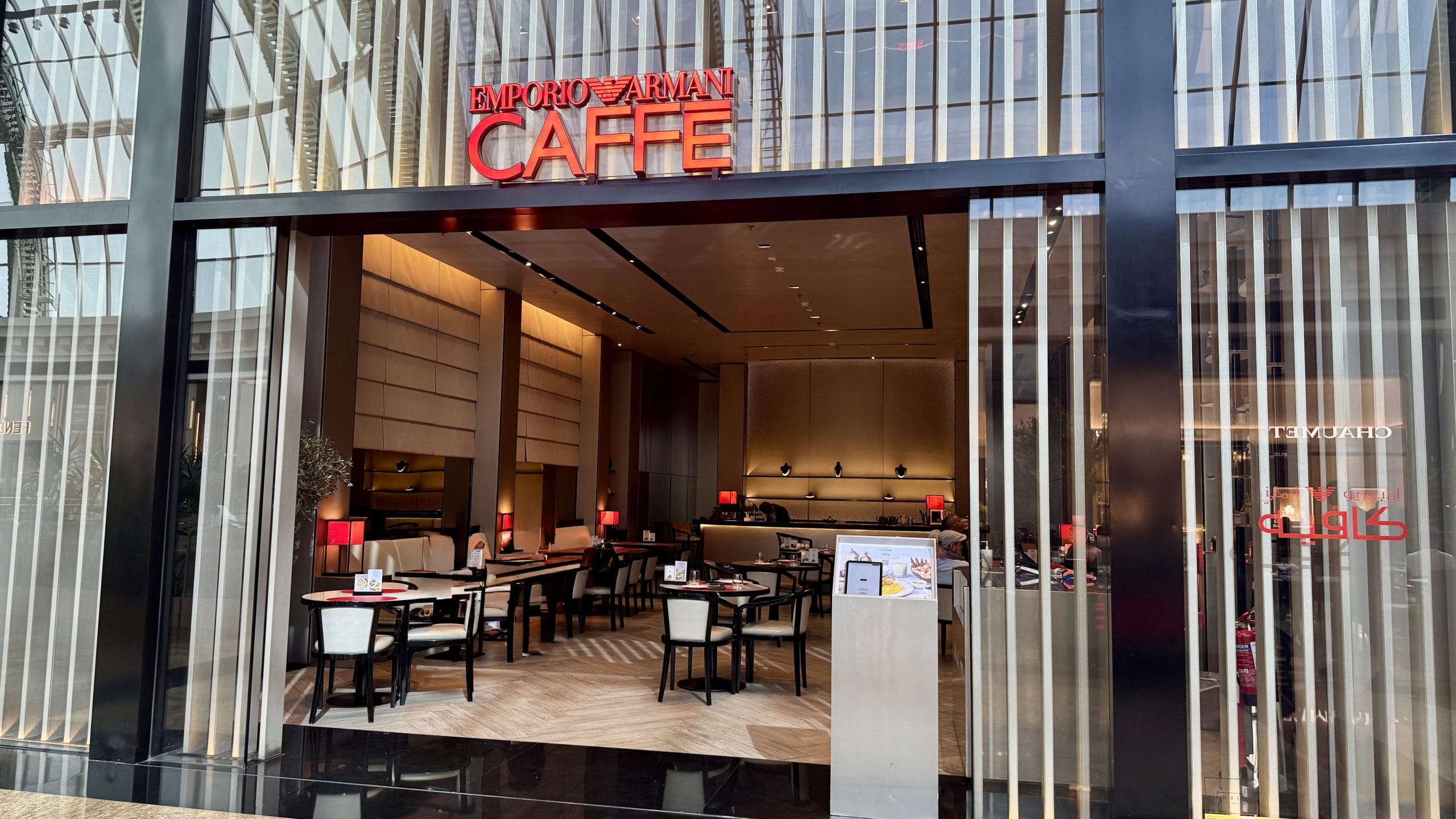エンポリオアルマーニカフェの外観