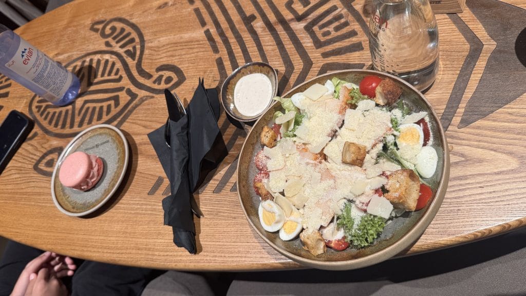 ドバイのペットフレンドリーカフェでの食事