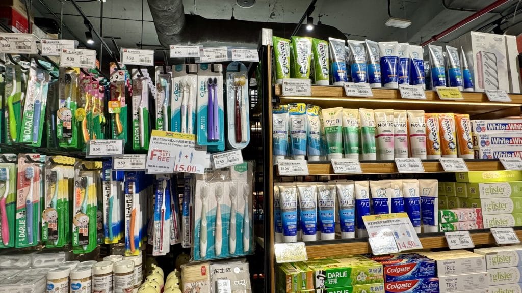 ドバイのWEMART:歯ブラシや歯磨き粉コーナー