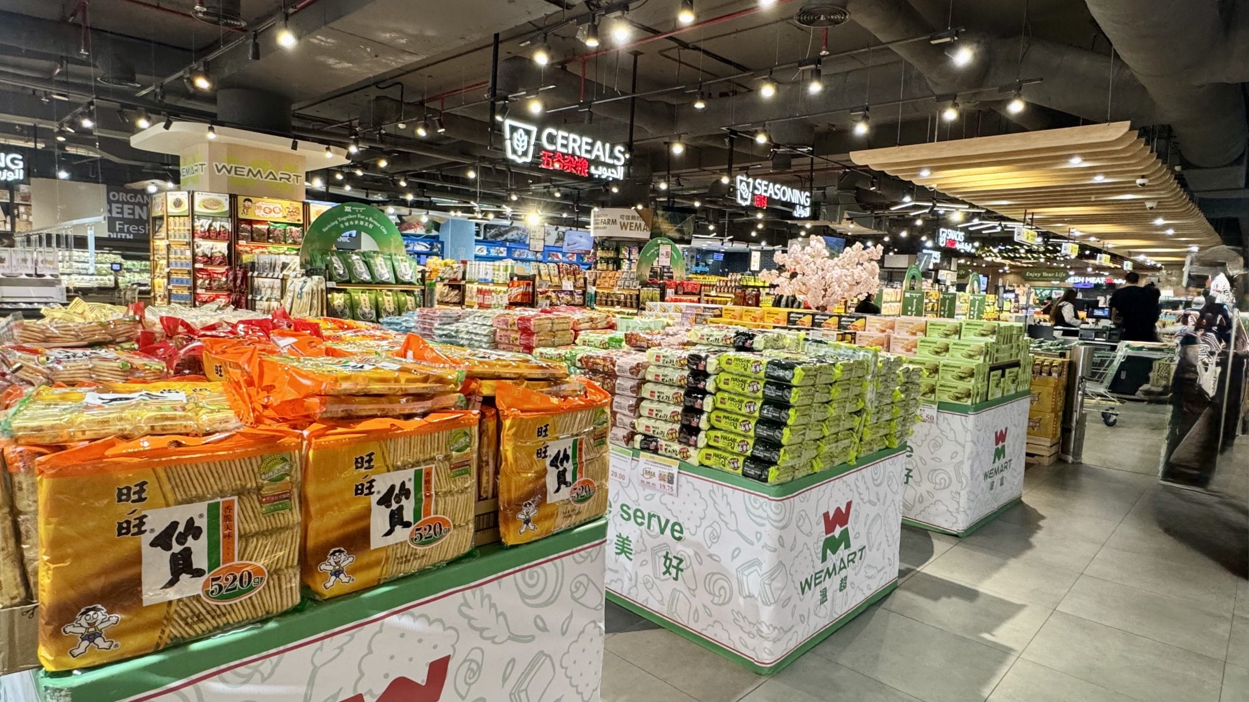 ドバイの中国系スーパーWEMARTの店内の様子