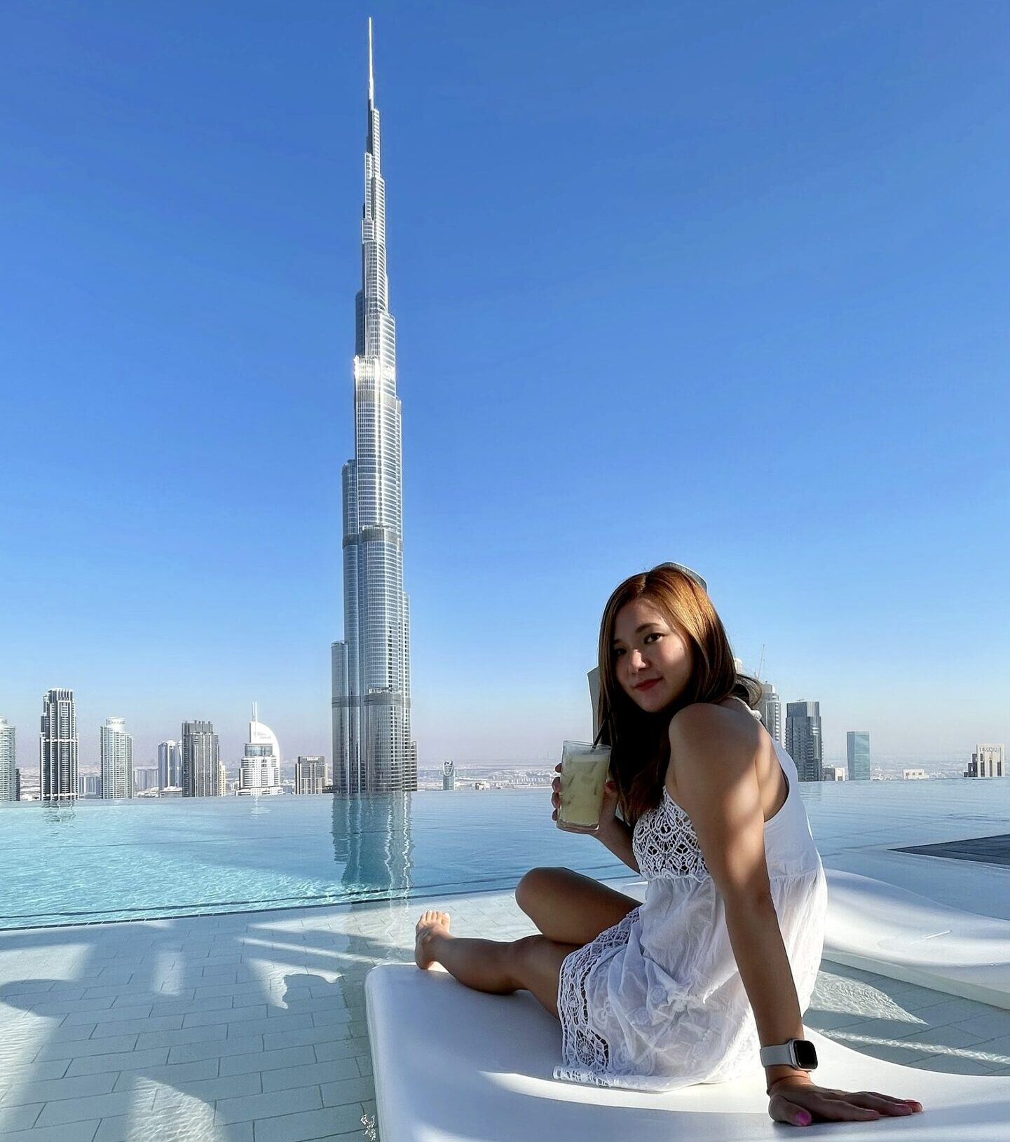 ドバイでブルジュハリファを眺められるプール