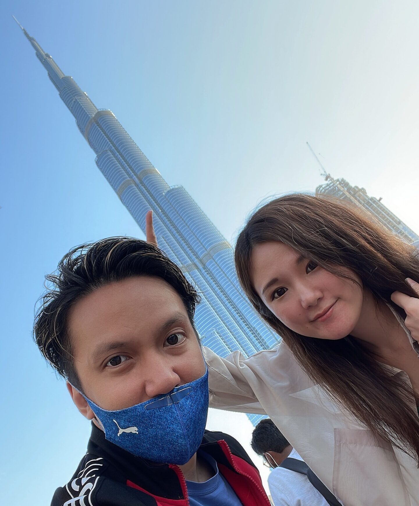 ドバイの12月を楽しむ夫婦(ブルジュハリファ前)