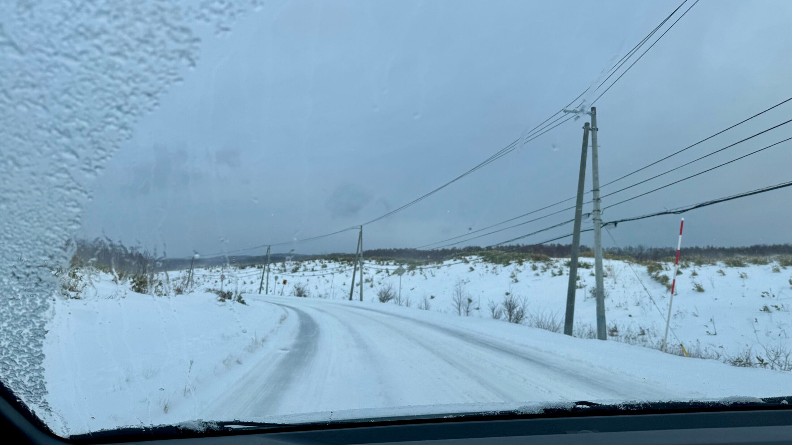 北海道の凍結した道路での運転