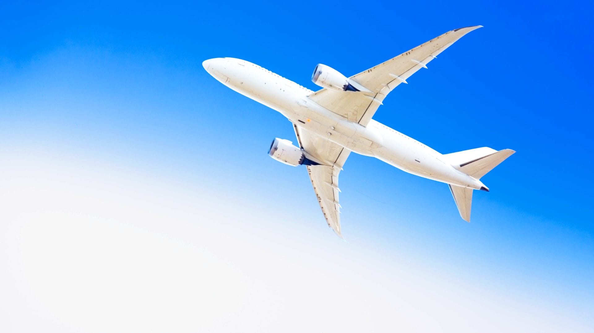 飛行中の飛行機