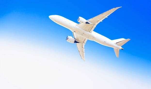 飛行中の飛行機