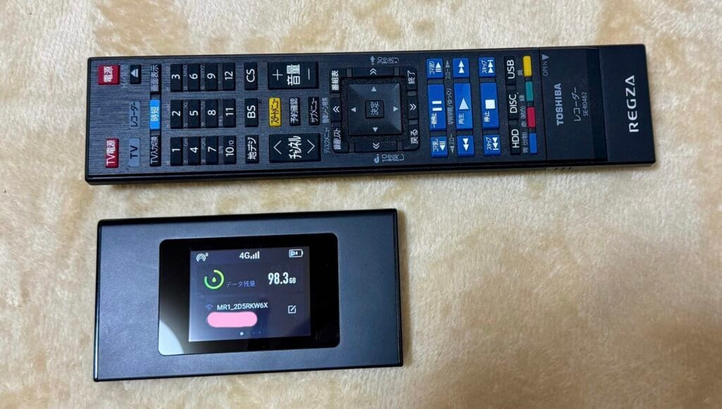テレビリモコンとギガセットWi-Fiのサイズ比較