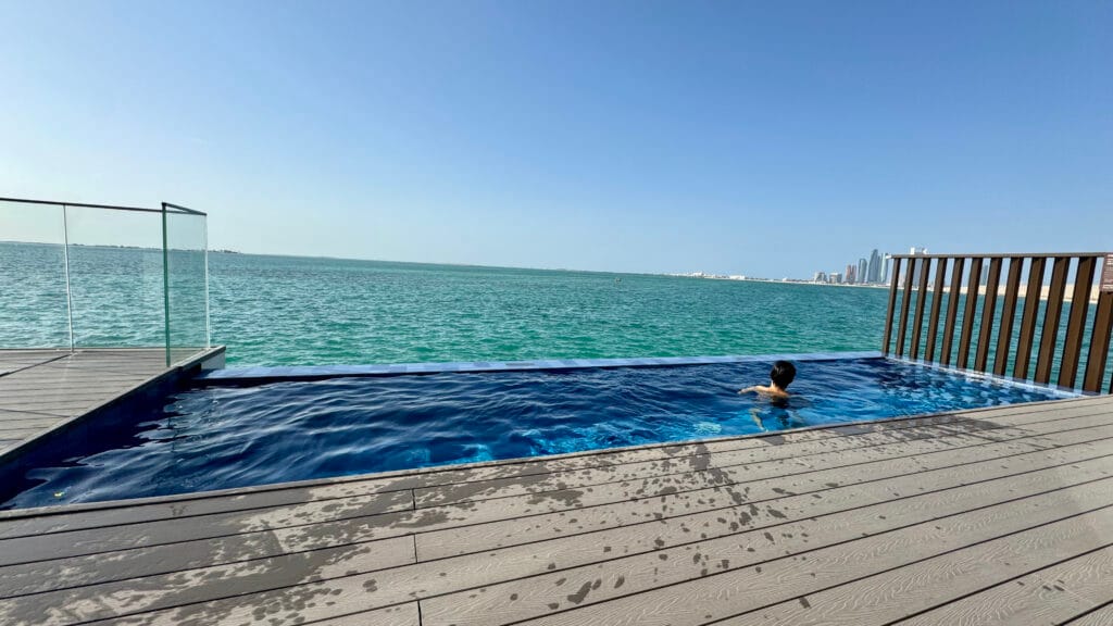 「Bab Al Nojoum Hudayriyat Villas」のプール