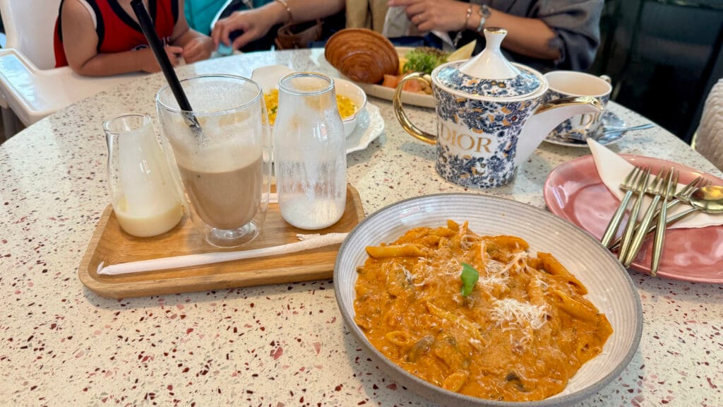 ドバイのサヤカフェ：パスタとスパニッシュラテ