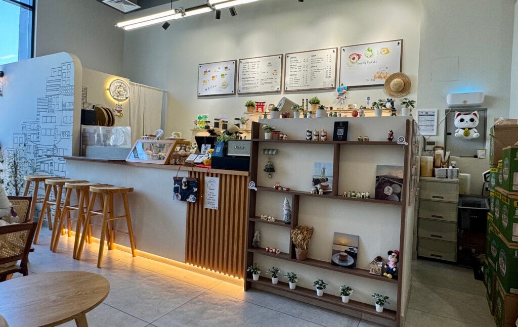 ドバイのカフェ「OKIMASU」の店内