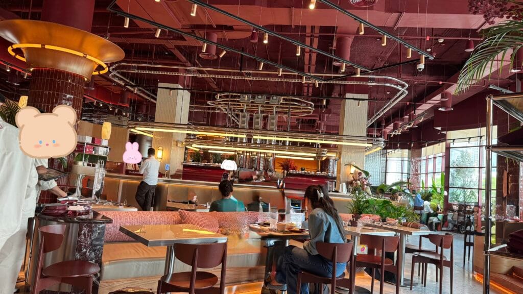 ドバイの人気カフェ:Cherryhouseの店内の様子